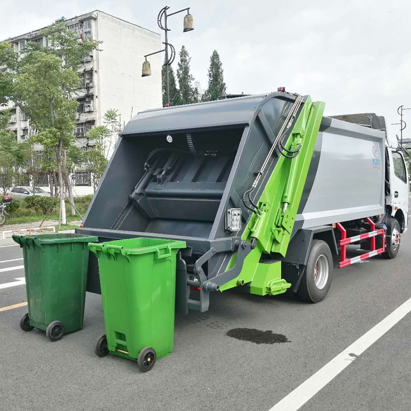 國六8方大多利卡后掛桶壓縮垃圾車 高效環(huán)保的城市清潔利器