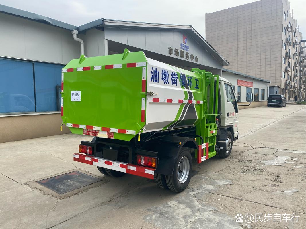 掛桶式垃圾車，高效便捷的城市環(huán)衛(wèi)解決方案